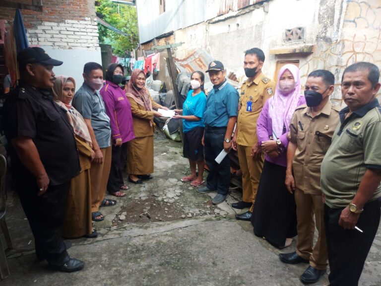 Ketua DPC HIKMA Makassar Serahkan Bantuan Bagi Korban Puting Beliung
