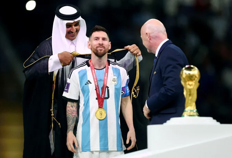 Jubah Hitam Lionel Messi Ditawar Kesultanan Oman Rp15 Miliar