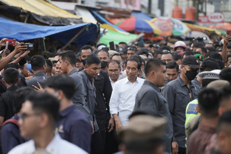 Danny Pomanto dan Indira Yusuf Sambut Kunjungan Presiden Joko Widodo di Pasar Terong Makassar