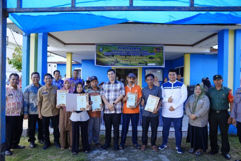 Bupati MYL Bagikan 801 Sertifikat Tanah dalam Program Redistribusi Tanah di Desa Taraweang
