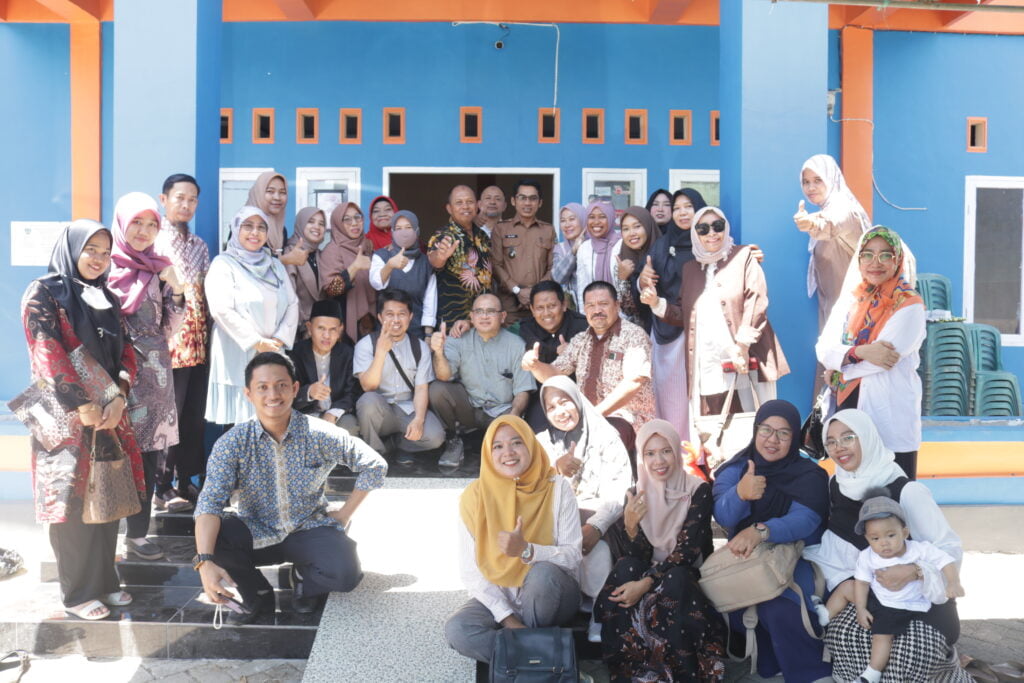 LPPM dan Dosen UCM Edukasi Warga Maros, Kades: Saya Alumni LPPM dan Dosen UCM Edukasi Warga Maros, Kades: Saya Alumni
